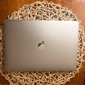 Apple MacBook in Elegant Silver